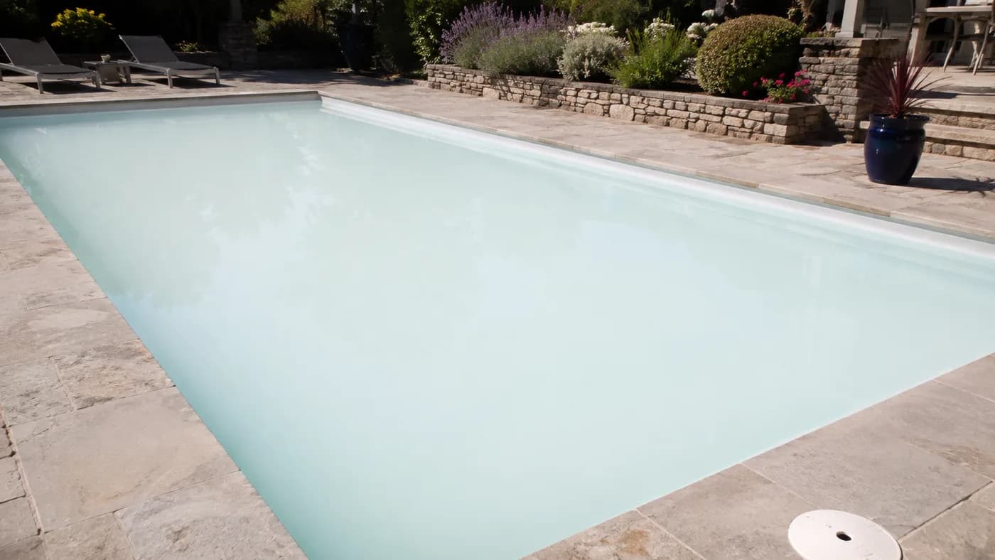 Eau de piscine laiteuse et trouble — aspect blanchâtre caractéristique d'un déséquilibre chimique ou d'une filtration défaillante